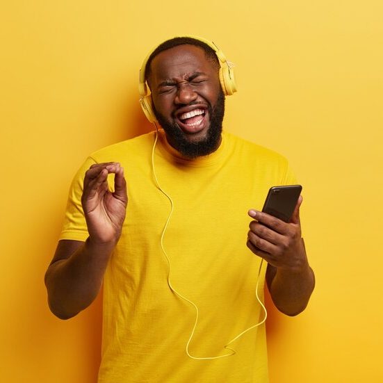 young-man-listening-music-headphones_273609-23065 آرتیست پروفایل یا اکانت
